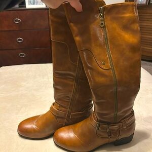 Women’s size 7, low heeled brown boots. Great condition. Soft, manmade material.